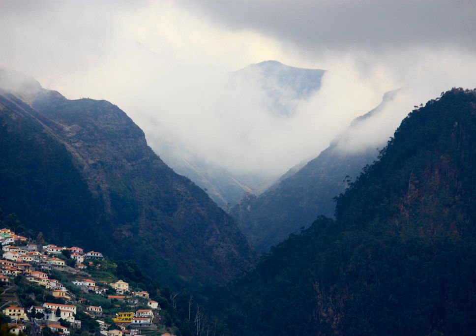 La brume et le brouillard au milieu des picos de Madère
