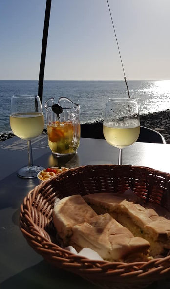 Vin de Madère et bolo do caco, apéro en terrasse