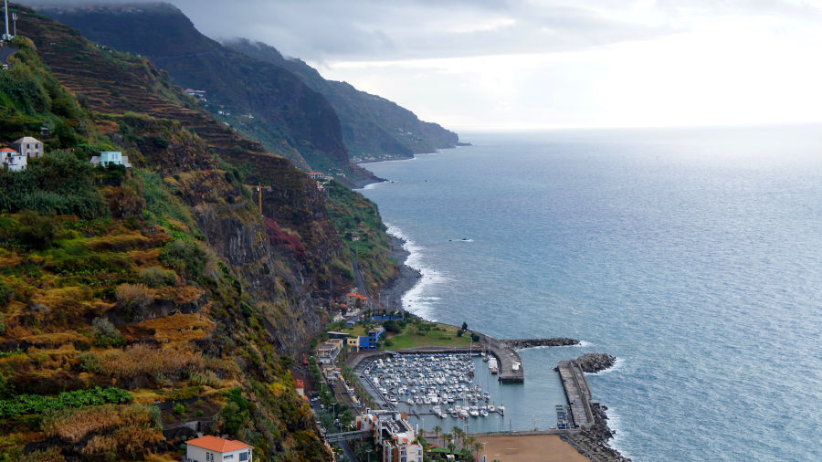 Le port de plaisance et le petit espace vert de Calheta