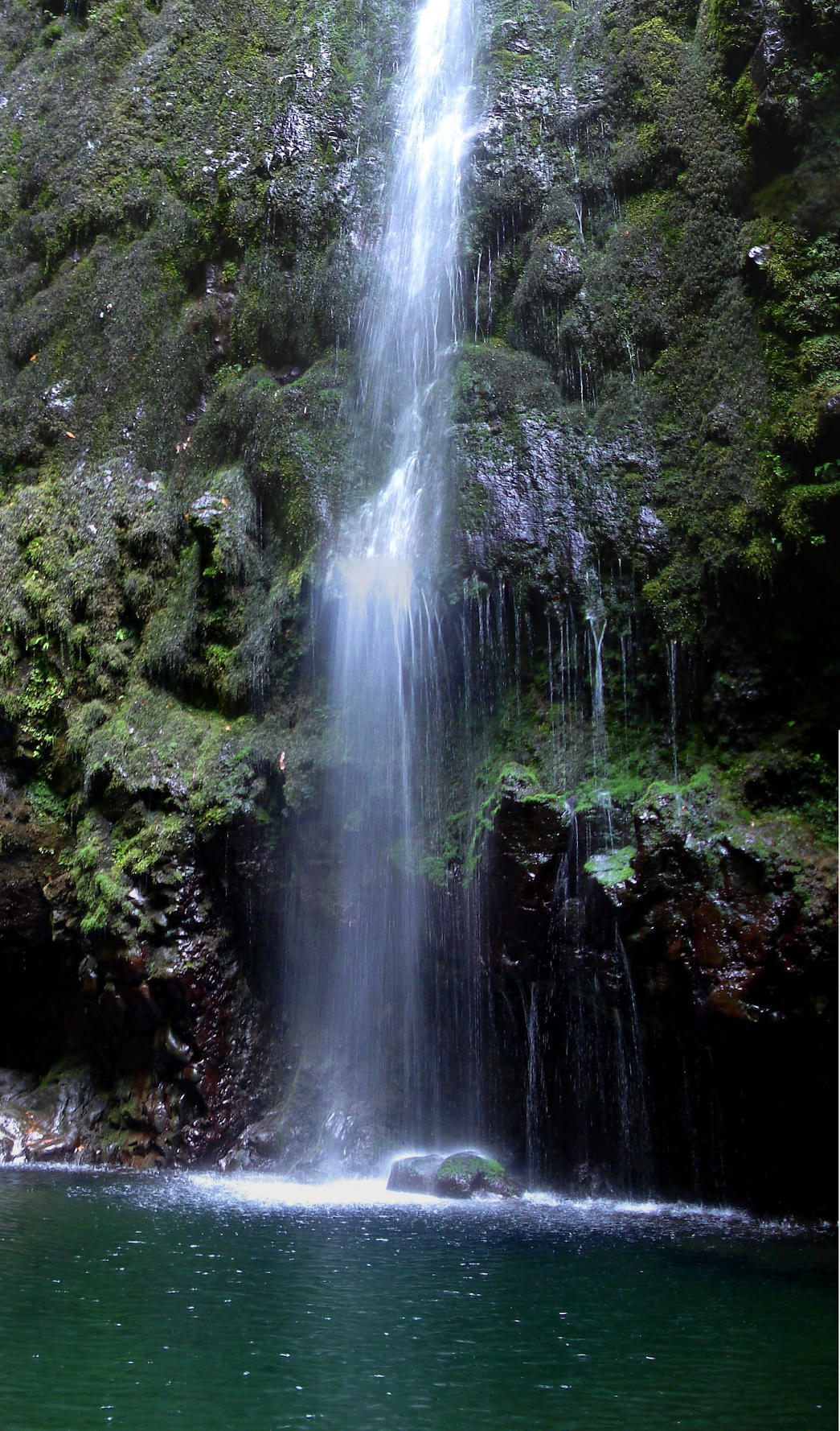 la hauteur impressionnante de la cascade du chaudron vert