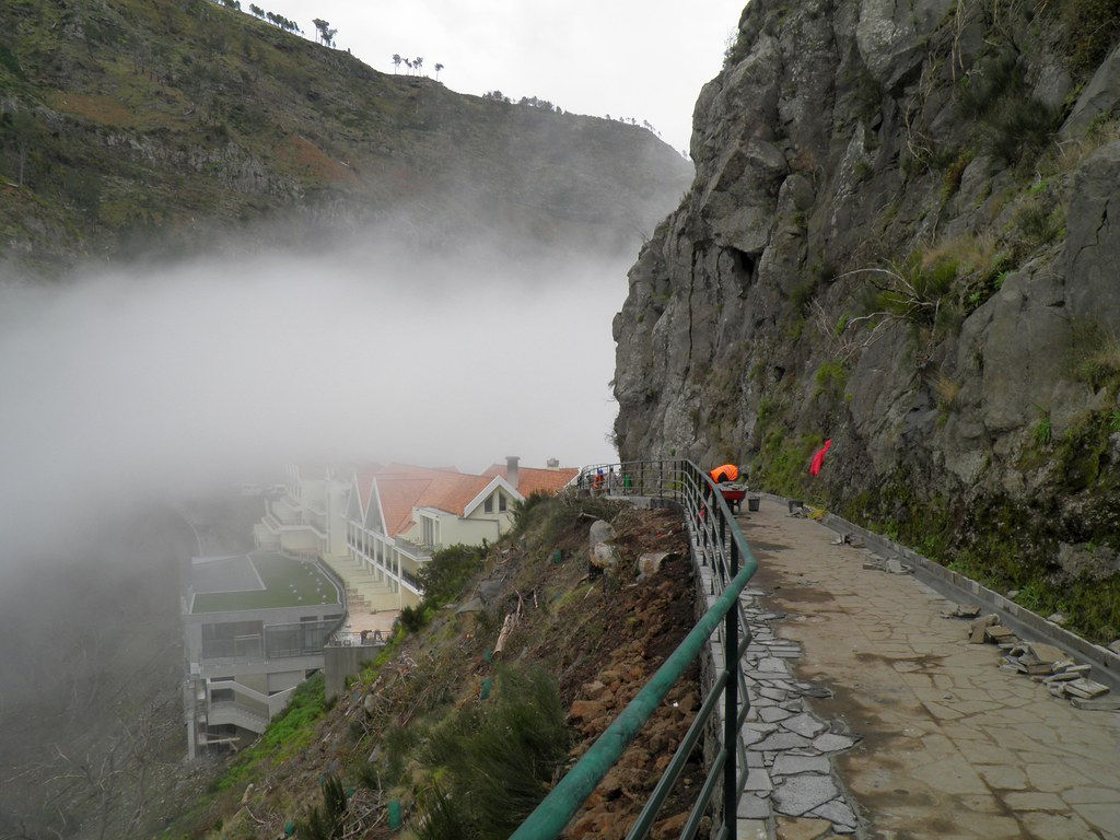 petit chemin qui mène au pico, vue sur l'auberge eira do serrado