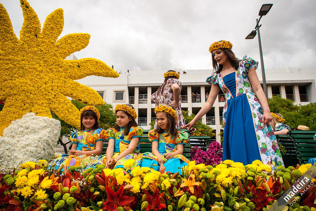 Madeira Flower Festival 2017 by Madeira Island is licensed with CC BY-NC-ND 2.0. To view a copy of t Enfants en costumes colorés, fête de la fleur Madère