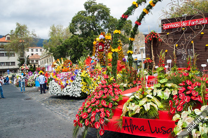 défilé de chars ornés de fleurs - fête des fleurs Madère