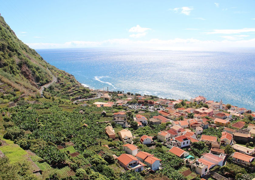 Le village Jardim do Mar vu depuis les falaises