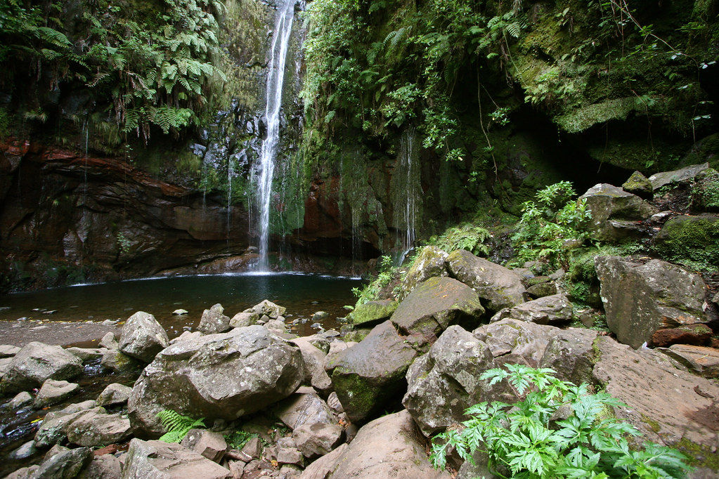 The lagoon of the 25 fountains - levada