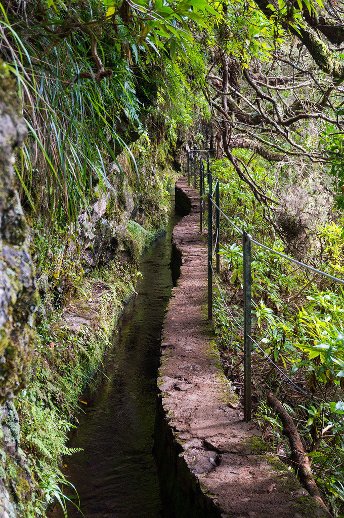 narrow passage during the caldeirao verde hike