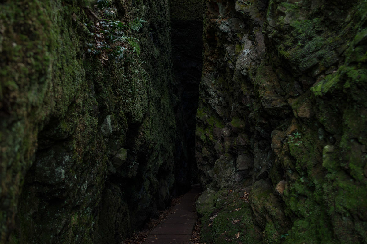 narrow path in the rock, levada do furado