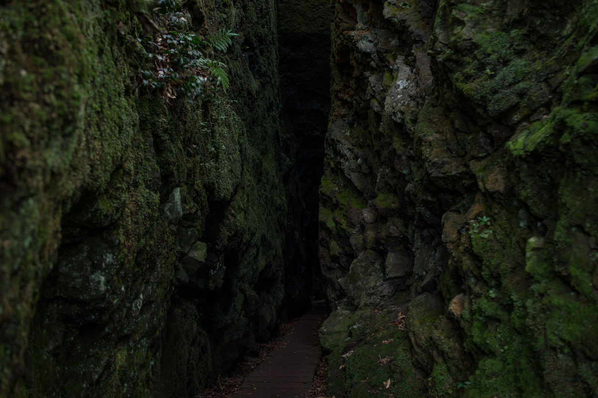 sentier étroit dans la roche, levada do furado