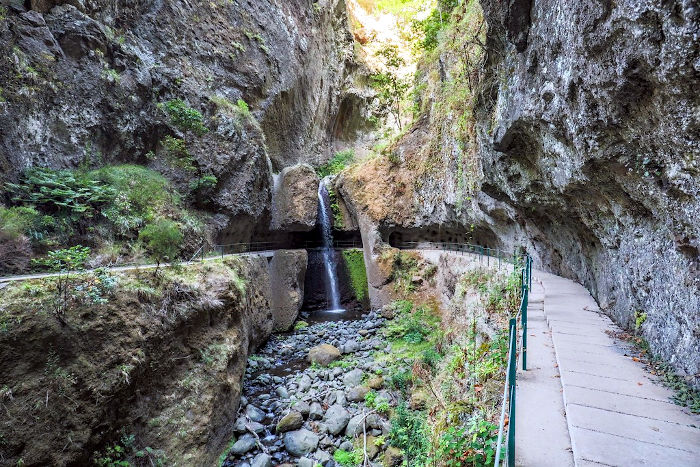 La cascade Nova taillée dans la roche - Madère