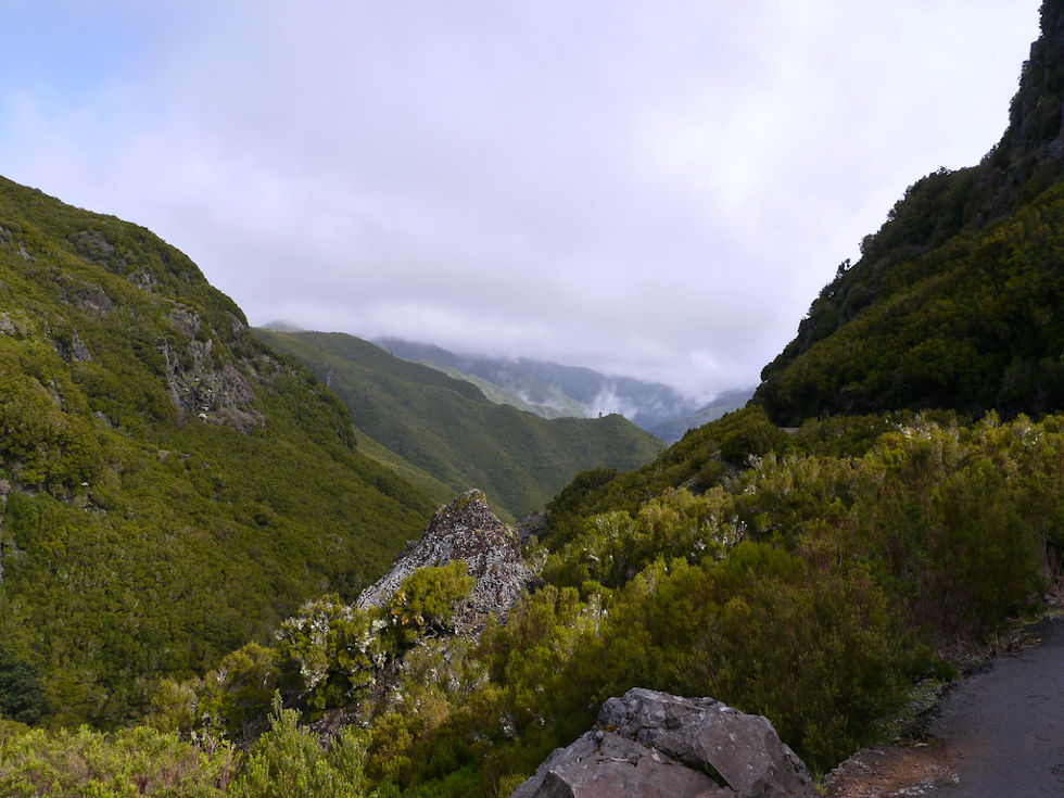 Vue sur la vallée de Ribeira da Janela, levada