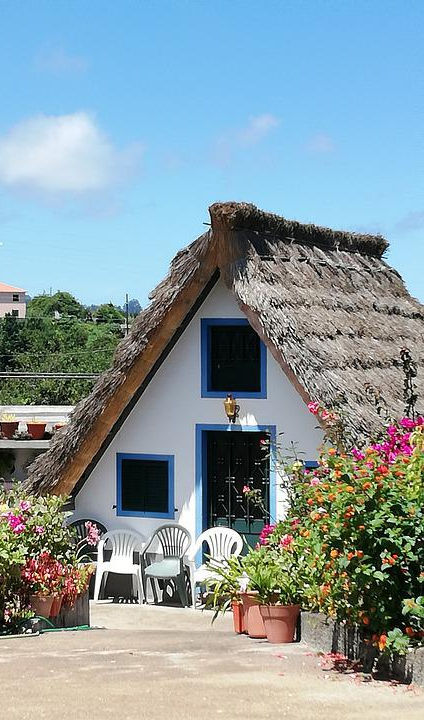 Maisonette with V-shaped thatched roof