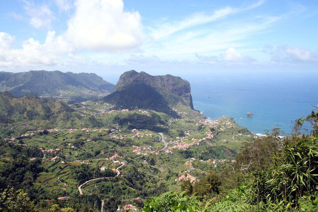 Miradouro da portela : Penha de Aguia from east