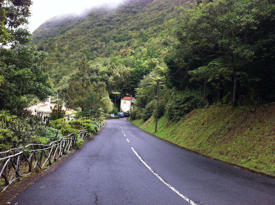 La route ER103 qui mène au village et parc naturel de Ribeiro Frio