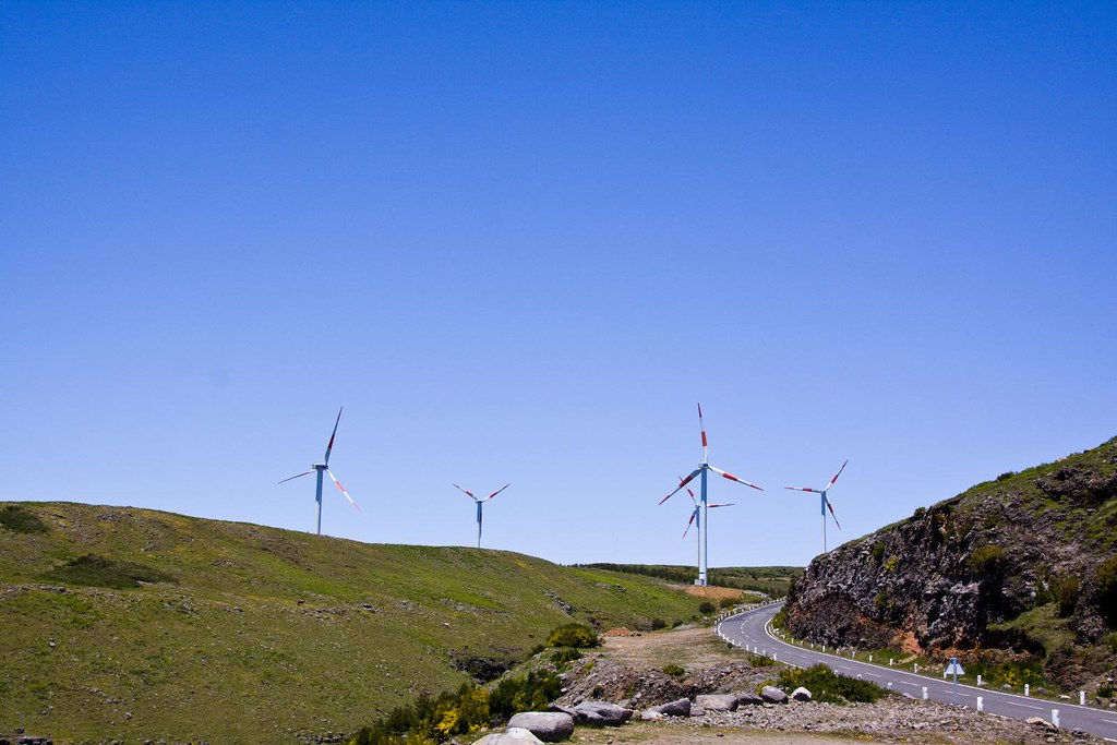 Eoliennes sur le plateau paul da serra