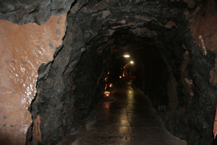 Le tunnel de la plage Formosa, creusé dans la roche