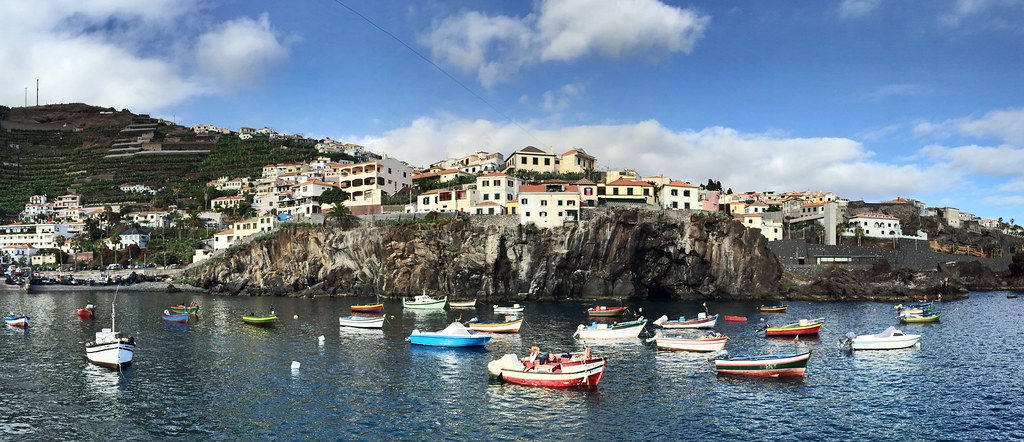 Vue sur le port de Camara de Lobos, depuis la jetée