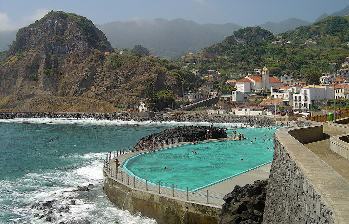 piscine porto da cruz et vue sur les montagnes