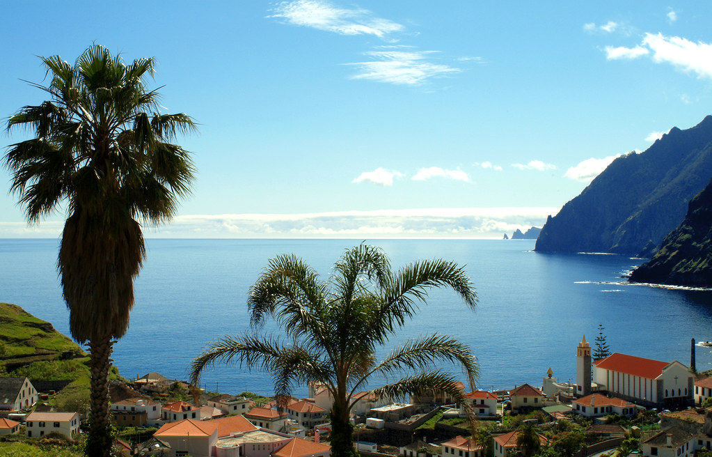 MADEIRA ISLAND . Porto da Cruz by PortoBay Trade is licensed with CC BY-ND 2.0. Porto da Cruz, sur la côte Nord-Est de Madère