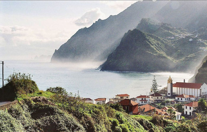 Vue sur les montagnes à l'est de Porto da Cruz