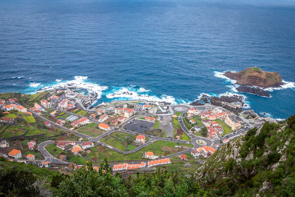 Porto Moniz by Flowizm is licensed with CC BY 2.0. To view a copy of this license, visit https://cre Miradouro do Redondo - Porto Moniz
