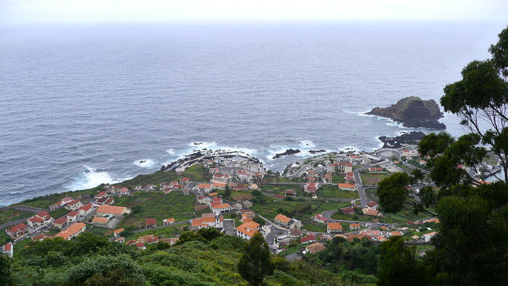 Madère - Vue sur Porto Moniz by zamito44 is licensed with CC BY-NC 2.0. To view a copy of this licen Point de vue sur Porto Moniz depuis les hauteurs