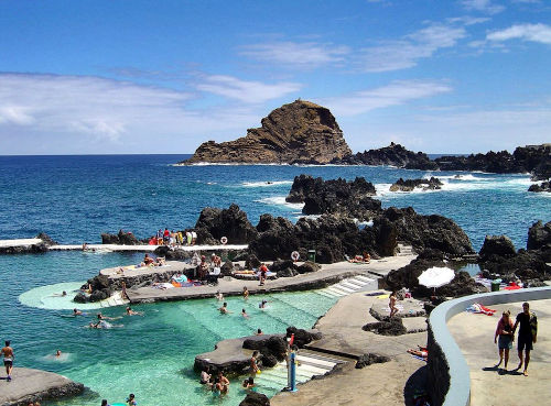 The swimming pool at the Porto Moniz beach complex