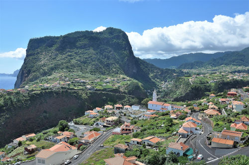 Le rocher de l'aigle, depuis un miradouro vers Faïal