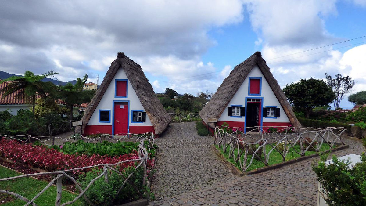 Les maisons au toit de chaume de Santana, Madère