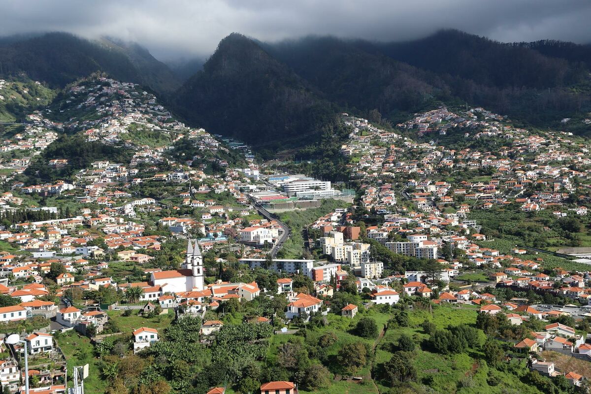 village à Madère, avec la montagne derrière